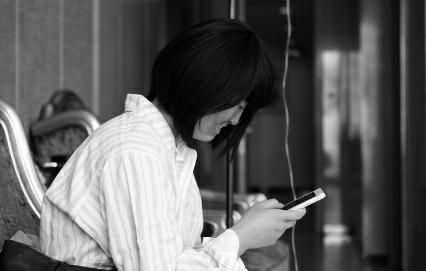 女孩烧伤戴面具生活