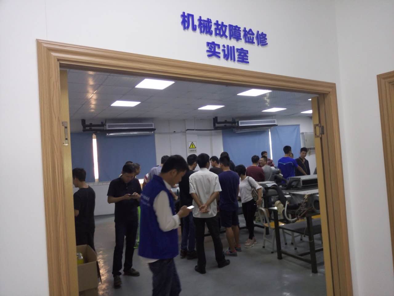 必卓中央空调培训中心上课场景